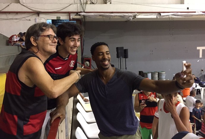 De férias no Rio, Meyinsse é aplaudido pela torcida do Fla e não descarta volta