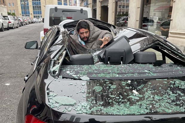 Homem despenca 9 andares de arranha-céu, cai em BMW e sobrevive (Foto: Reprodução/Instagram @Christinaabri_)