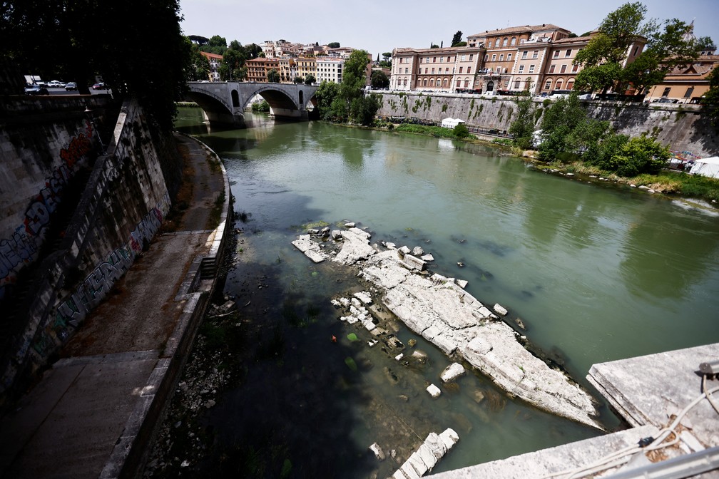 Históricos baixos níveis de água no rio Tibre de Roma revelam uma parte de seu leito seco (21/06/22). — Foto: REUTERS/Yara Nardi