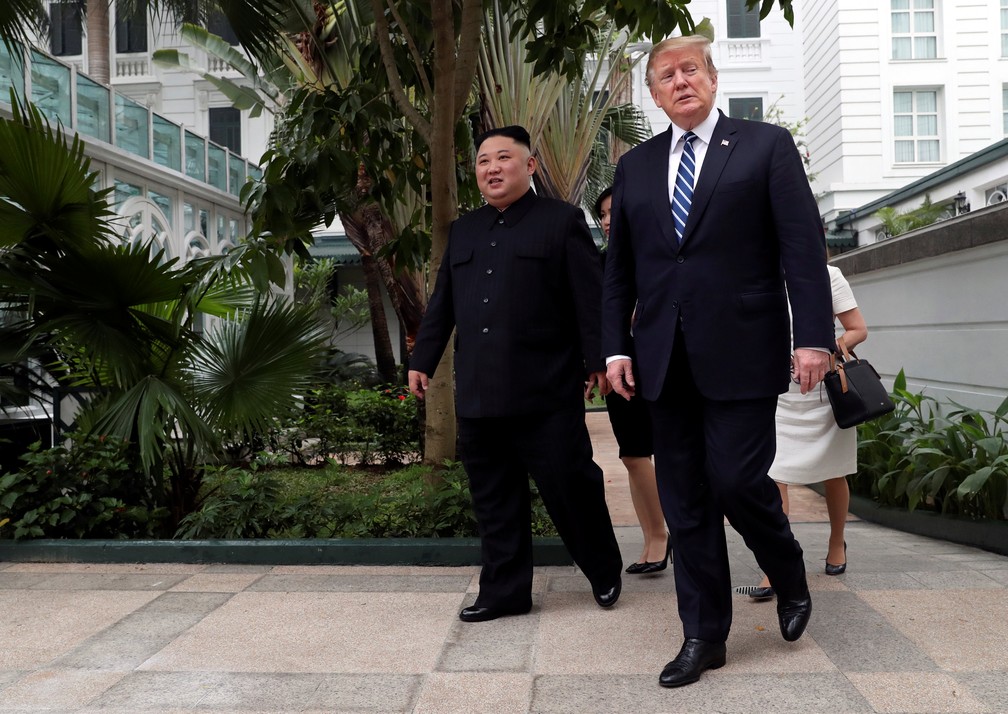 Kim Jong-un e Donald Trump passeiam nos jardins do hotel Metropole, em HanÃ³i, capital do VietnÃ£ â€” Foto: Leah Millis/Reuters