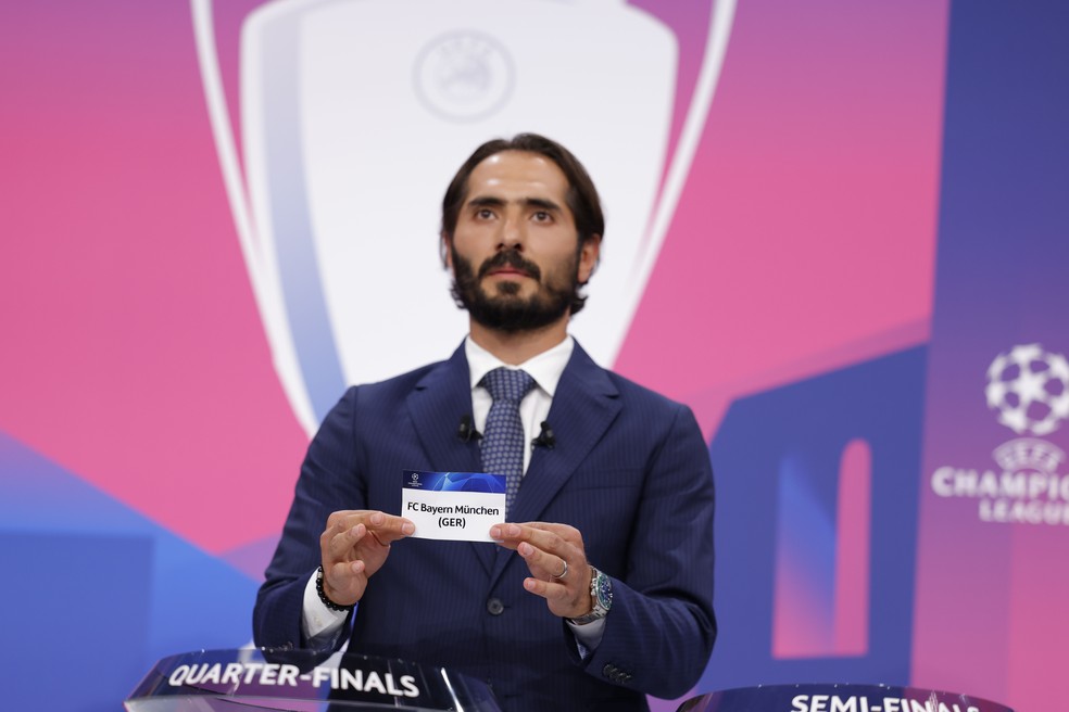 Hamit Altintop foi o embaixador do sorteio nesta sexta-feira — Foto: Getty Images