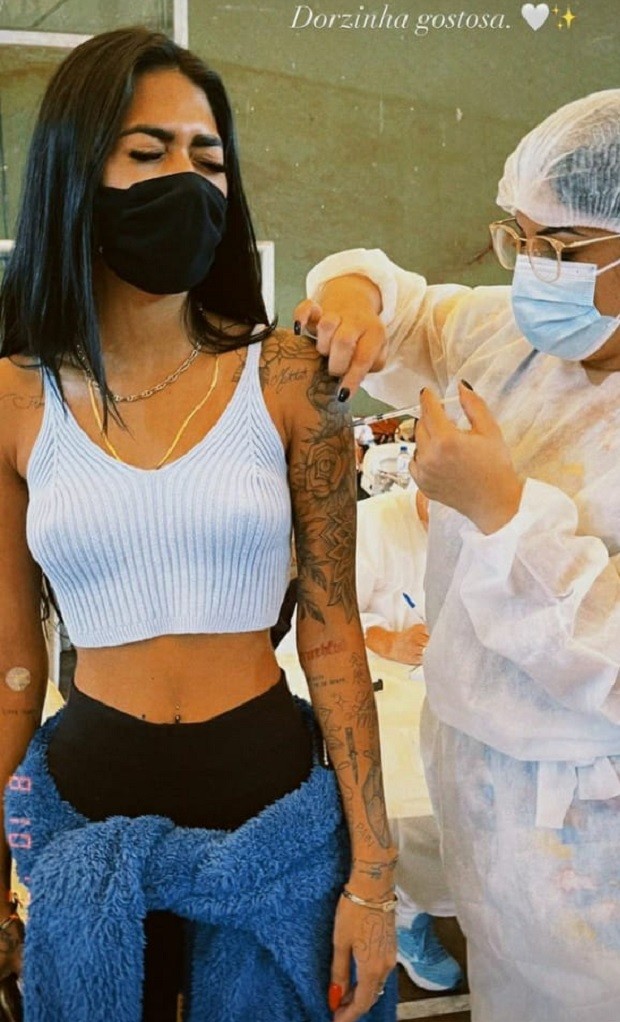 Dhiovanna Barbosa é vacinada contra Covid-19 (Foto: Reprodução/Instagram)