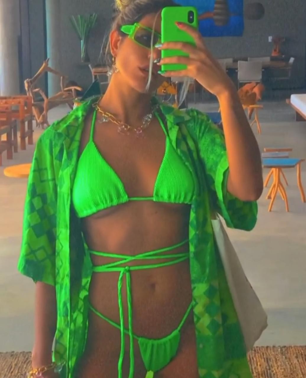 Tudo verde: Antonia Morais mostra look monocromático - literalmente! (Foto: Reprodução/Instagram)