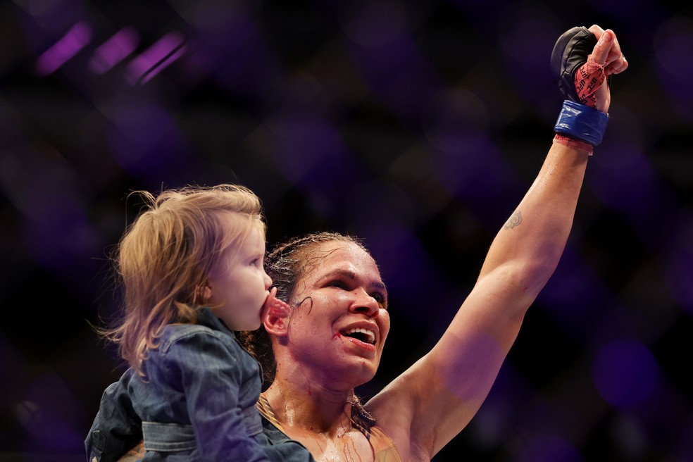 Amanda Nunes Reagan UFC 277 — Foto: Getty Images