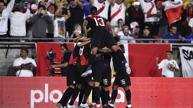 Peruanos celebram gol de Abram contra o Brasil