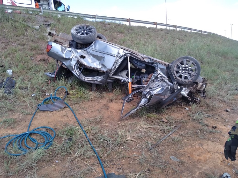 Carro capota e cai em ribanceira na BR-070, no DF — Foto: CBMDF/Divulgação 