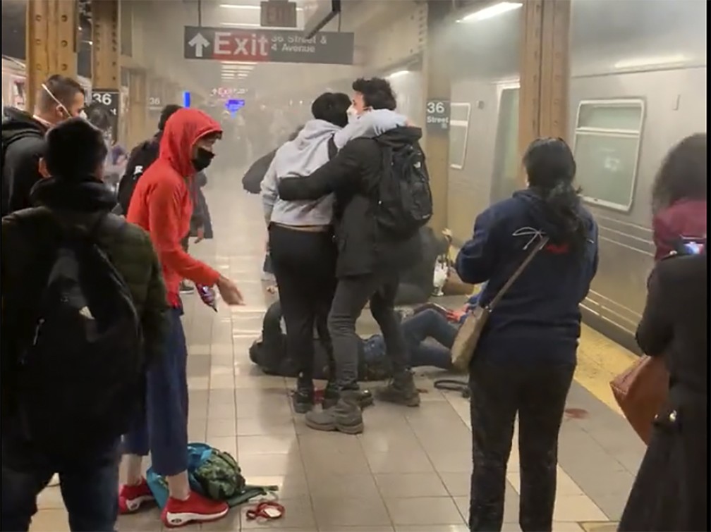 Pessoa é socorrida em uma estação do metrô no bairro do Brooklyn, em Nova York, nesta terça-feira (12) — Foto: Will B Wylde via AP
