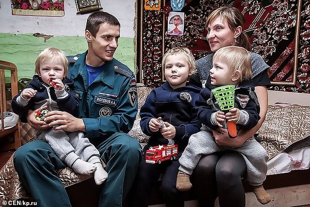 Bombeiro, os irmãos Sasha, Danil, Deni e a mãe Natalia (Foto: CEN/kp.ru)