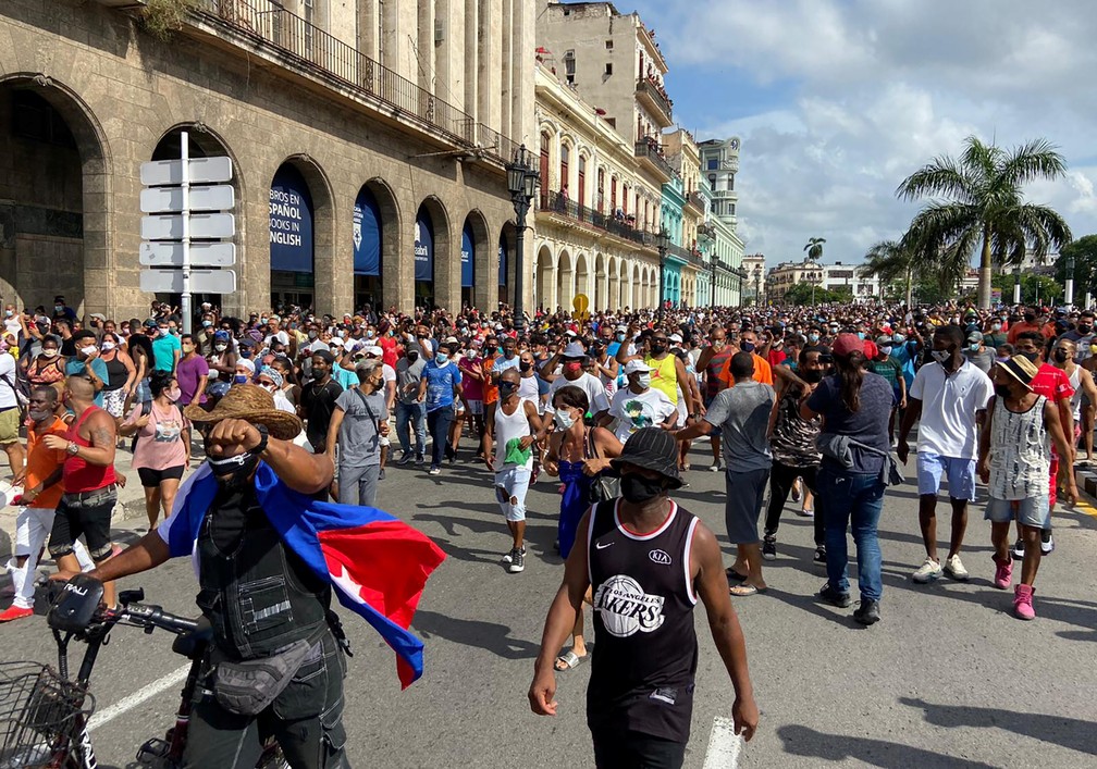 Protestos em Havana, capital de Cuba, neste domingo (11) — Foto: Reuters/Stringer