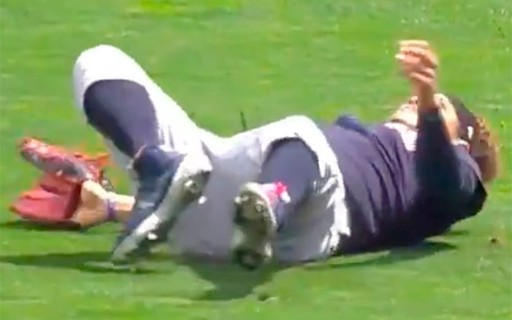 Vídeo chocante mostra astro da MLB quebrando perna depois de levar encontrão com companheiro de time - Vimarsana News