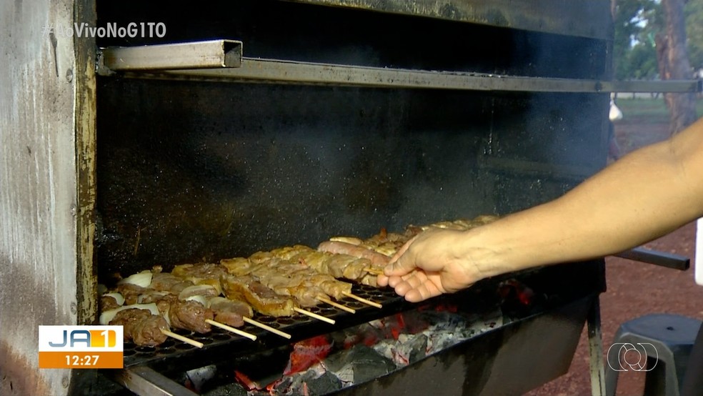 Preços dos espetinhos podem subir com alta da carne — Foto: Reprodução/TV Anhanguera