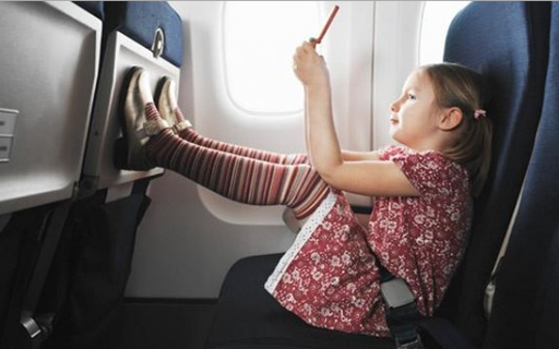 Menino de 9 anos viaja sozinho de avião, sem passagem e coloca em xeque a  segurança 