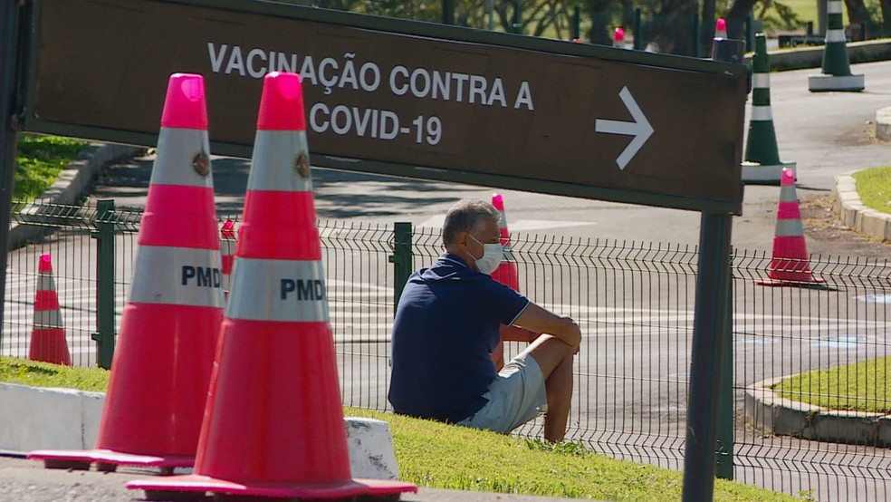 Idoso aguarda para vacinação contra a Covid-19 no Lago Norte, no DF — Foto: TV Globo/Reprodução