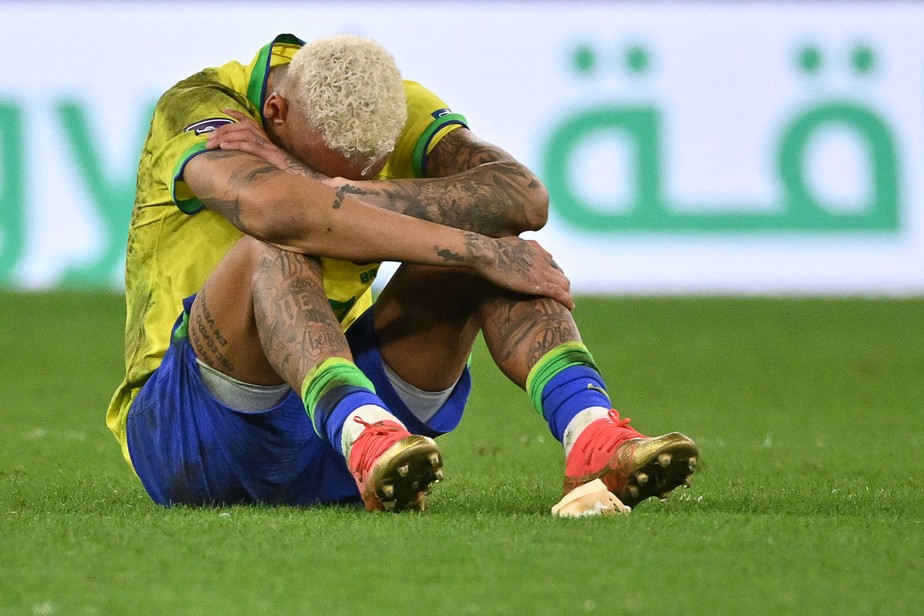 Neymar chora após a eliminação do Brasil nos pênaltis no Catar