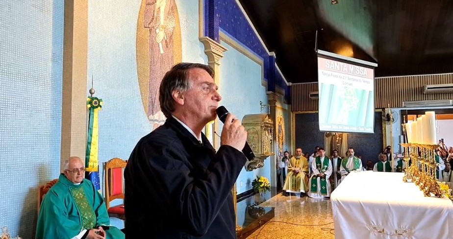 O presidente Jair Bolsonaro discursa durante missa em Brasília