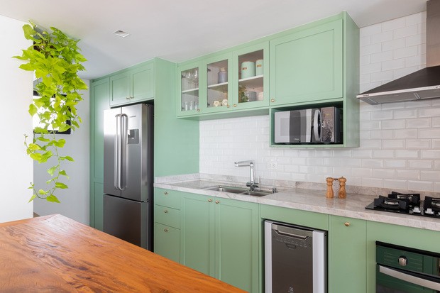 120 m² com armários verdes na cozinha, toques vintage e referências industriais (Foto: Matheus Kaplun)