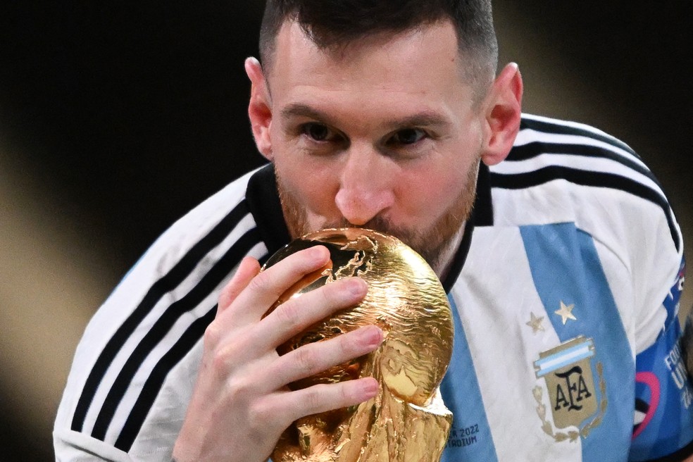 Messi beija taça da Copa — Foto: Kirill Kudryavtsev/AFP