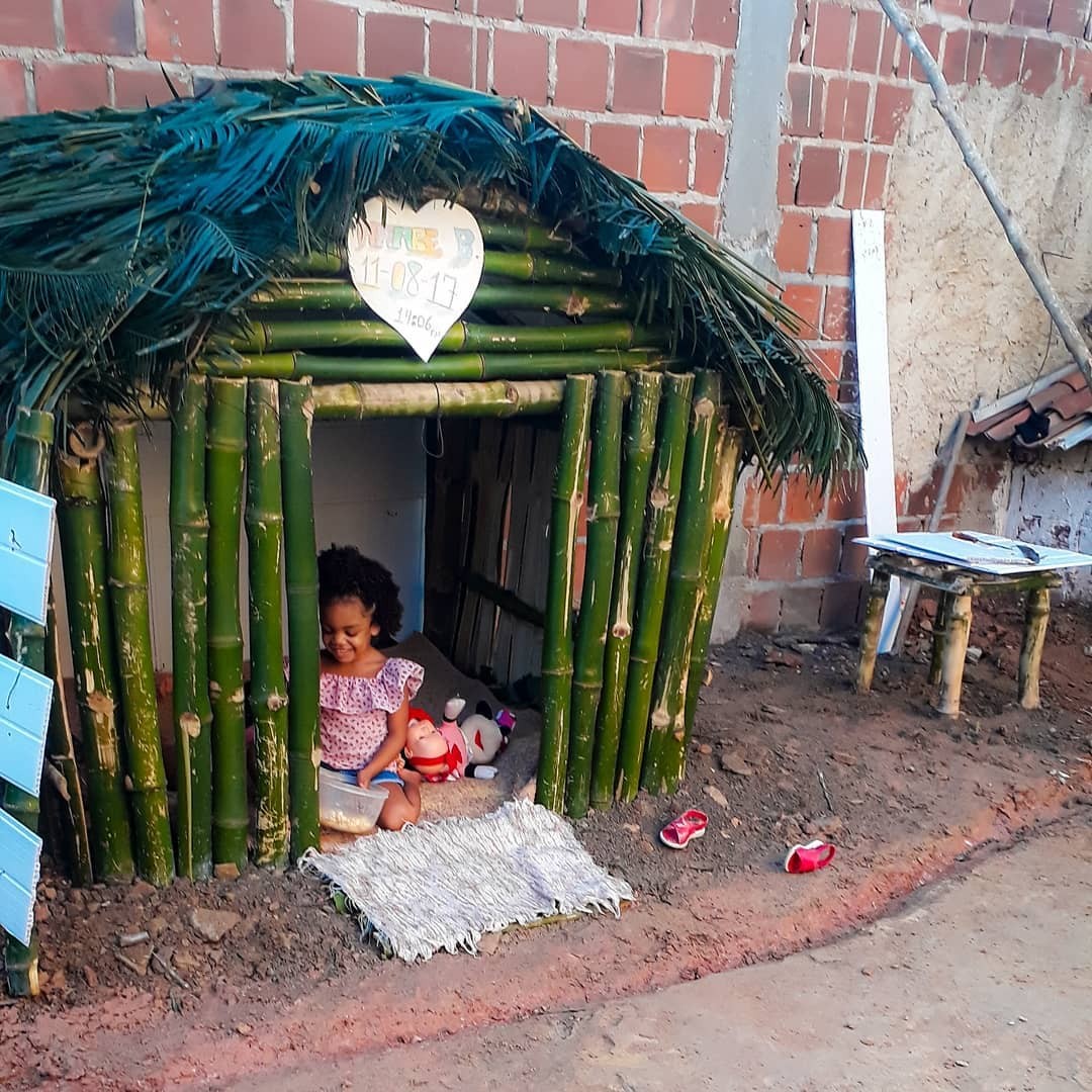 Pai constrói casinha de bambu para a filha e post emocionante viraliza na web (Foto: Reprodução/Instagram)