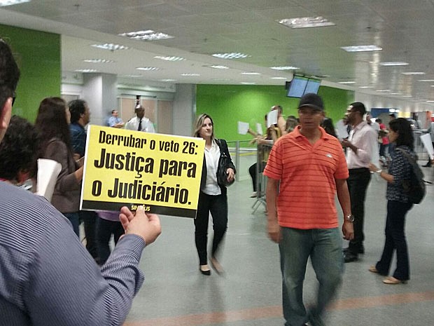 Servidores do Judiciário no Aeroporto de Brasília na manhã desta terça-feira (Foto: Mateus Rodrigues/G1)