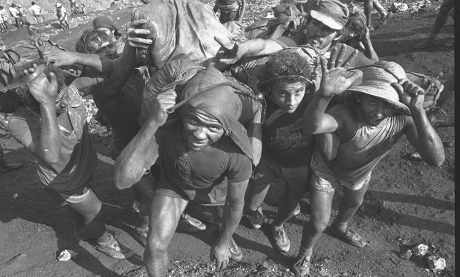 Garimpeiros trabalhando em Serra Pelada, no Pará, em imagem de 1980