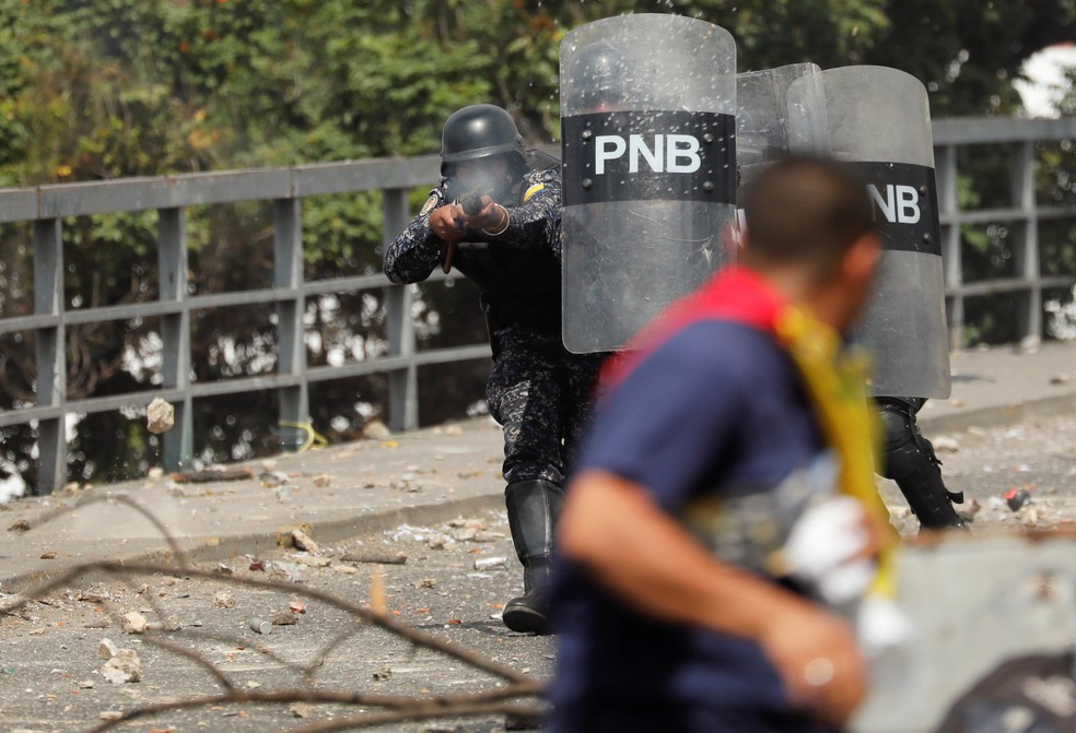Protesto contra Maduro em Caracas, na quarta-feira (23) — Foto: Manaure Quintero/Reuters