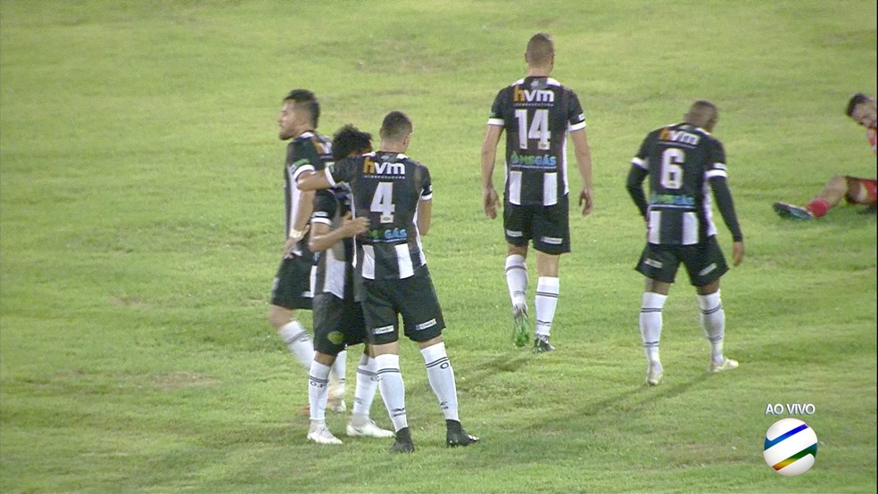 Jogadores do Operário comemoram classificação para as semifinais do campeonato sul-mato-grossense — Foto: TV Morena/Reprodução