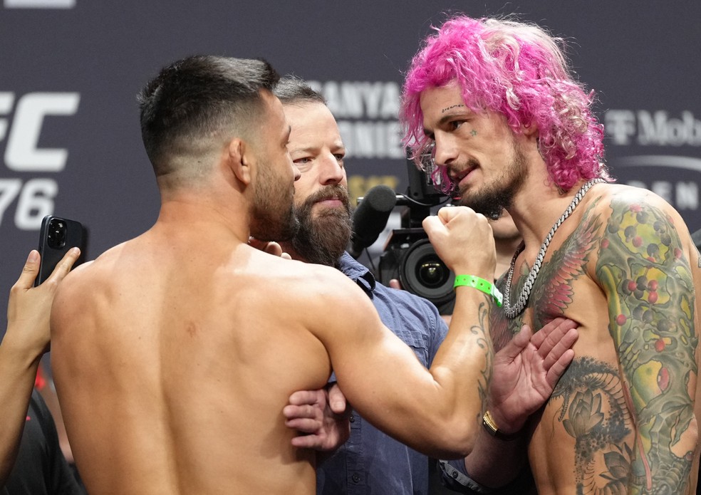 Pedro Munhoz (esq.) e Sean O'Malley (dir.) são separados por Sean Shelby (centro) — Foto: Jeff Bottari/Zuffa LLC