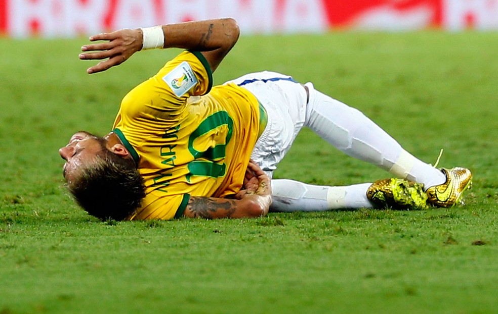 Neymar no chão após forte entrada de Zuñiga — Foto: Reuters