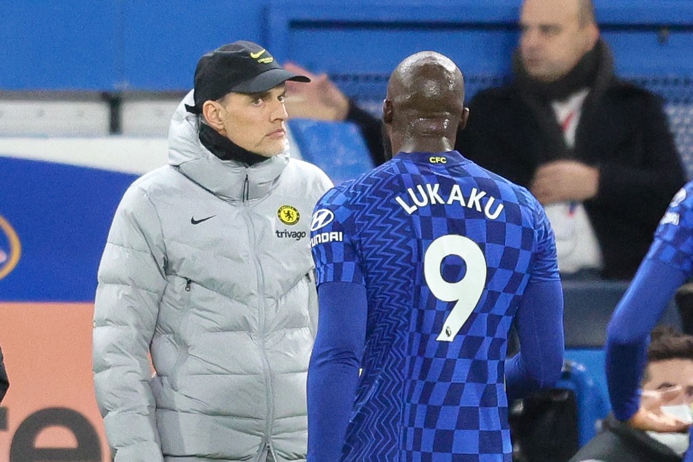 Thomas Tuchel e Lukaku no jogo entre Chelsea e Brighton, no dia 29 de dezembro: atacante sequer foi relacionado contra o Liverpool — Foto: Robin Jones/Getty Images