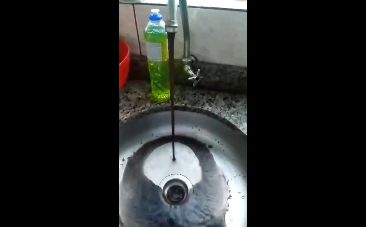 Água com cor escura é registrada em Santa Maria: 'Saindo café preto das torneiras', diz moradora