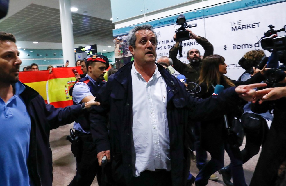 Ex-ministro do Interior da Catalunha, Joaquim Forn, chega nesta terça-feira (31) no aeroporto de Barcelona (Foto: REUTERS/Juan Medina)