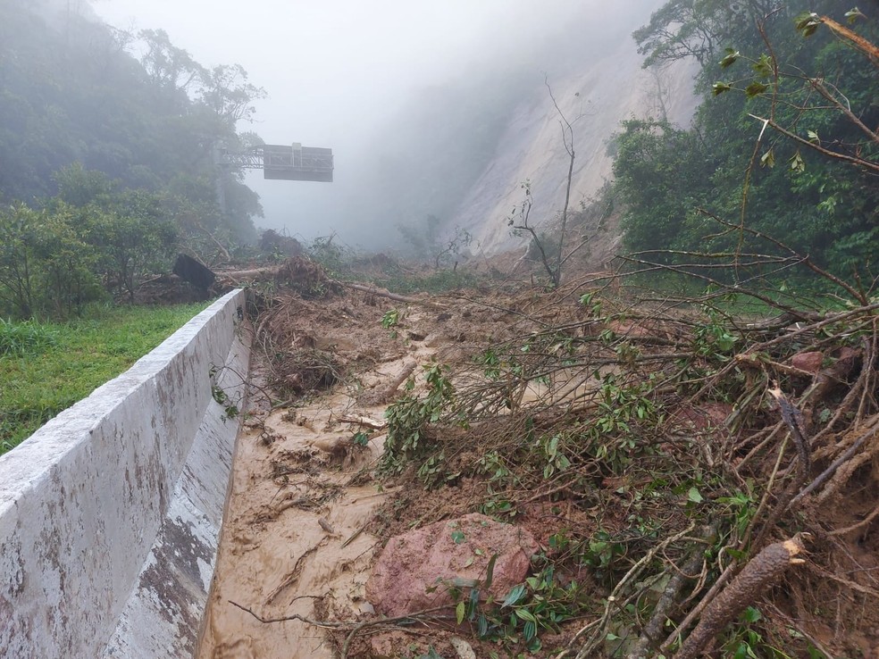 Queda de barreira interdita acesso a Bertioga, no litoral de São Paulo — Foto: Defesa Civil