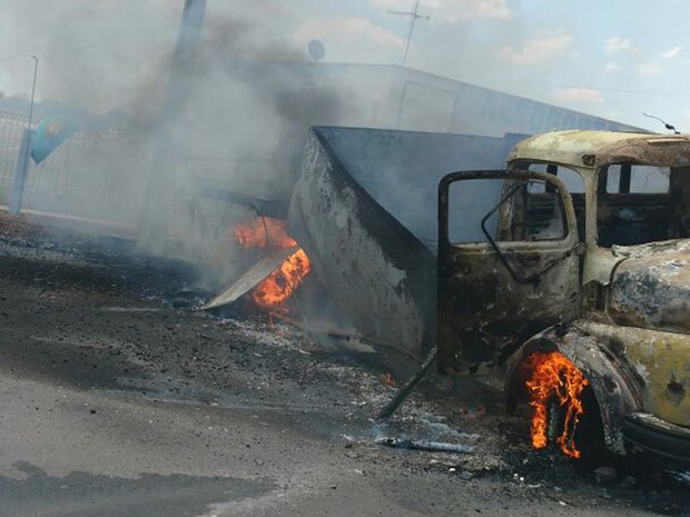 Bandidos queimaram caminhões durante assalto (Foto: Divulgação/PM)