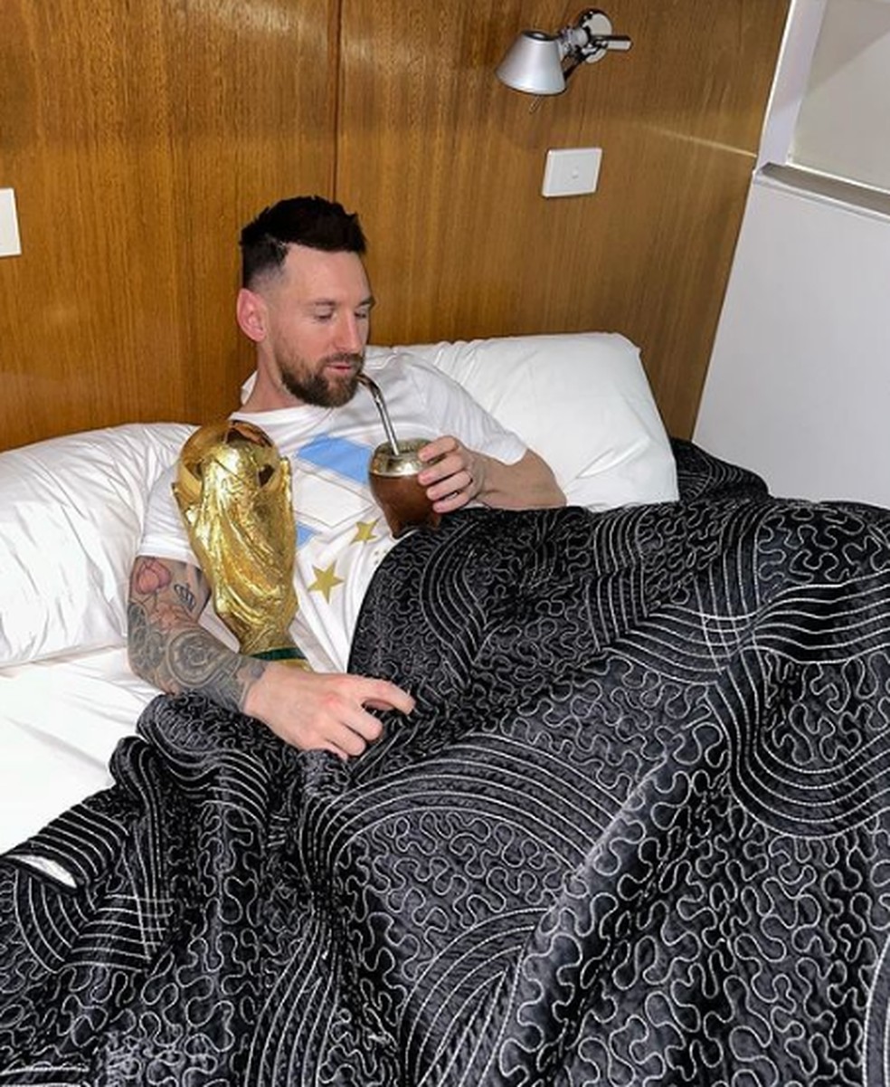 Messi, o troféu da Copa e o tradicional mate — Foto: Reprodução/Instagram