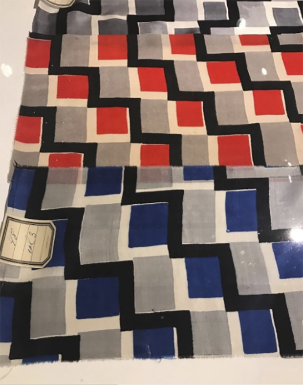 Does this look contemporary - or what? Sonia Delaunay design from 1920's at 'Travaux des Dames?' At Musee des arts Decoratifs in Paris (Foto: Reprodução/ Instagram)