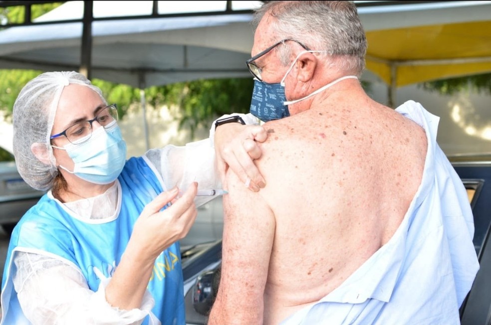 Pessoas com comorbidades a partir de 40 anos são vacinadas contra a Covid-19, em Campina Grande — Foto: Prefeitura de Campina Grande/divulgação