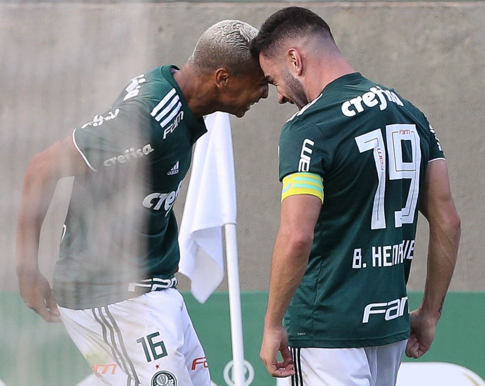 Deyverson e Bruno Henrique comemora gol do volante do Palmeiras â€” Foto: Cesar Greco/AgÃªncia Palmeiras