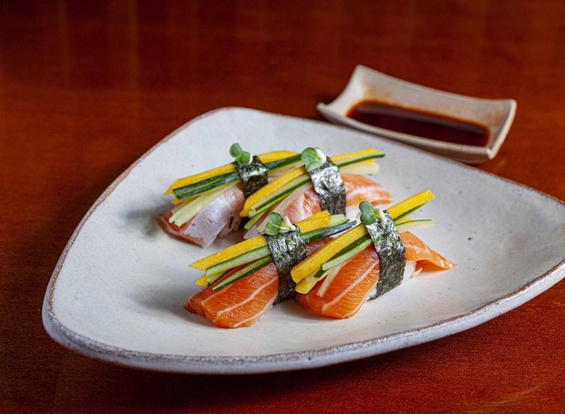 Fixe os filetes de manga e pepino no niguiri de barriga de salmão com folha de nori  (Foto: Daiki Sushi / Divulgação)