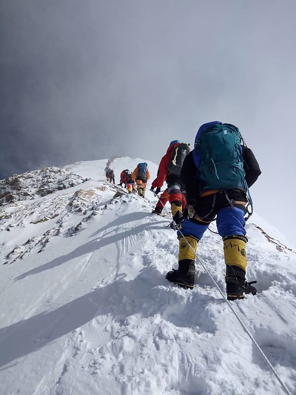 Na foto, de 16 de maio, alpinistas escalam o monte Everest. — Foto: Gesman Tamang / AFP