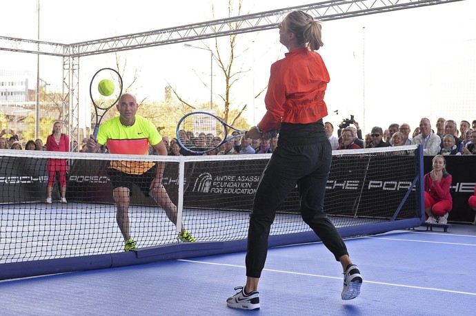 tênis André Agassi x Maria Sharapova exibição Stuttgart (Foto: EFE)
