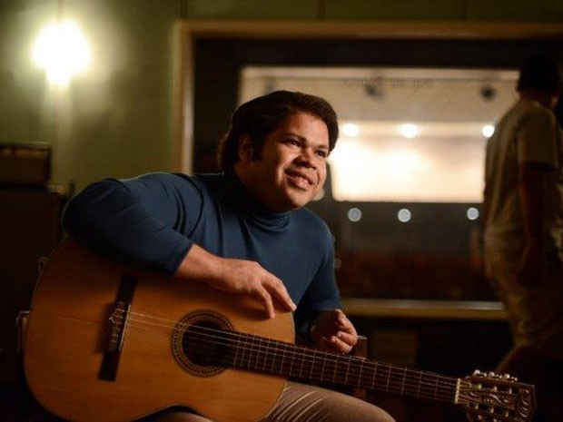 Robson Nunes vive o jovem Tim Maia na cinebiografia do cantor, dirigida por Mauro Lima (Foto: Páprica Fotografia/Divulgação)