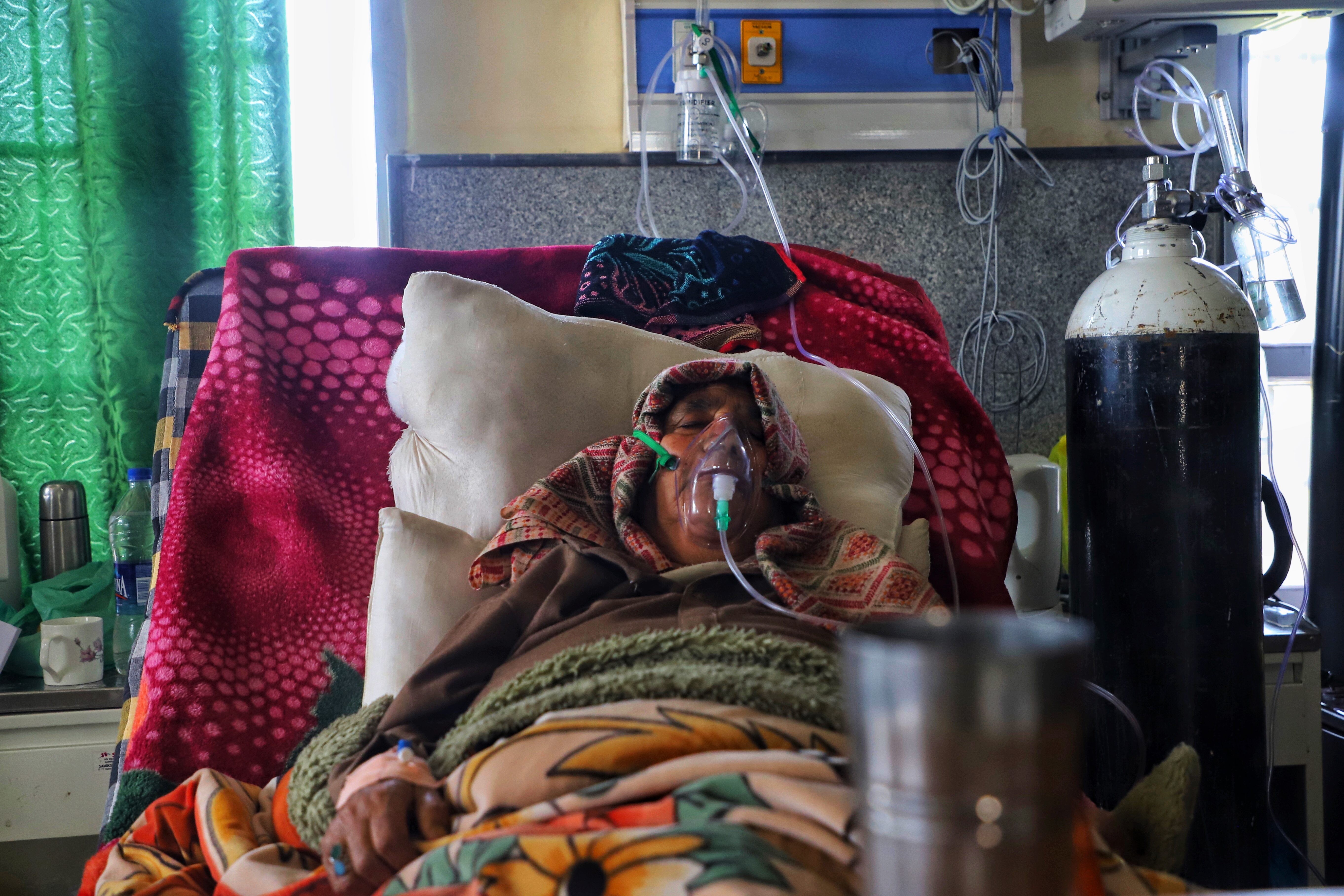 A Kashmiri woman suffering from a breathing difficulty due to the coronavirus disease (COVID-19), receives oxygen at a COVID-19 Centre in Sopore, District Baramulla, Jammu and Kashmir, India on 29 April 2021. In the Union Territory of Jammu and Kashmir, c (Foto: NurPhoto via Getty Images)