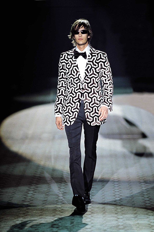 A chocolate and white velvet evening jacket from the men's Autumn/Winter 2000-2001 collection (Foto: Gucci )
