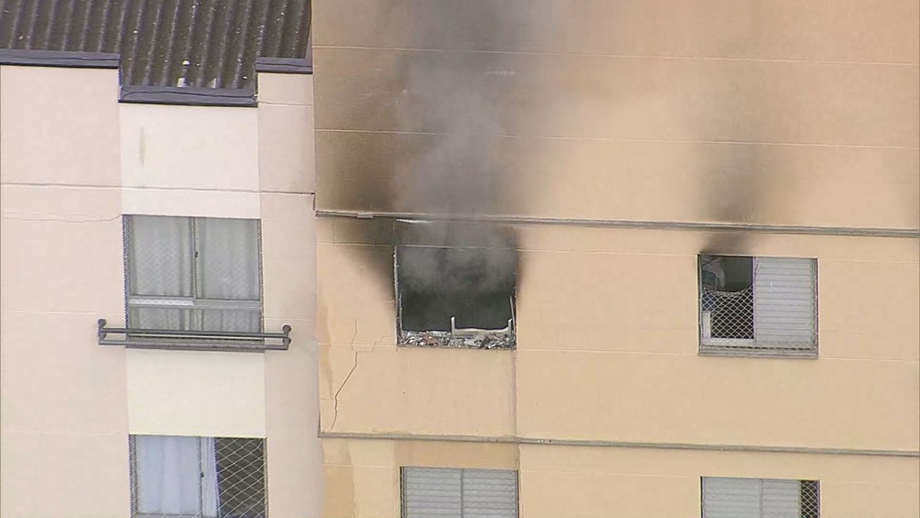 Incêndio atinge prédio na Zona Sul de SP — Foto: Reprodução TV Globo