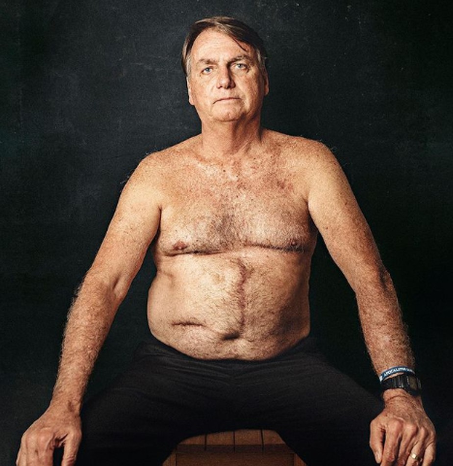 Fotógrafo diz que Bolsonaro recebeu bem a ideia de ser fotografo sem camisa. Michelle também foi retratada