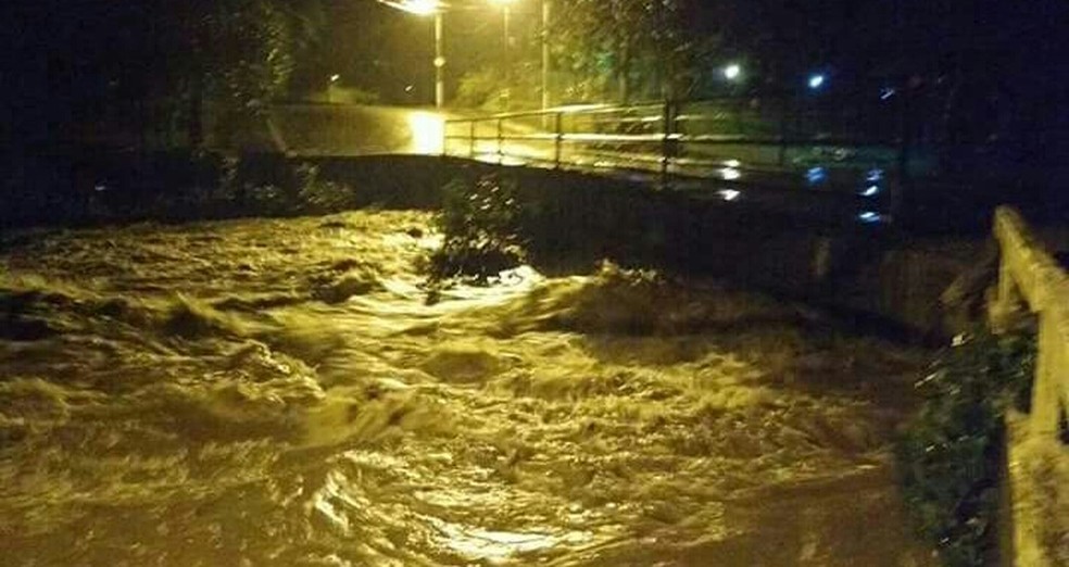 O Rio São Pedro transbordou em alguns pontos na Região Serrana de Macaé, no RJ (Foto: Arquivo Pessoal/John Victor Pacheco)