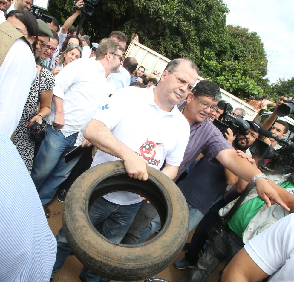 O então presidente do Banco Central, Alexandre Tombini, participa de ação do Dia Nacional de Mobilização para o Combate ao Aedes Aegypti, na sede da Administração Regional de Brazlândia (DF) (Foto: André Dusek/Estadão Conteúdo)
