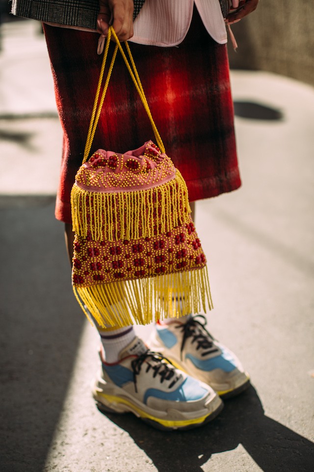 As pouch bags (ou drawstring bags) que serão seu modelo favorito no verão 2019 (Foto: Imaxtree)