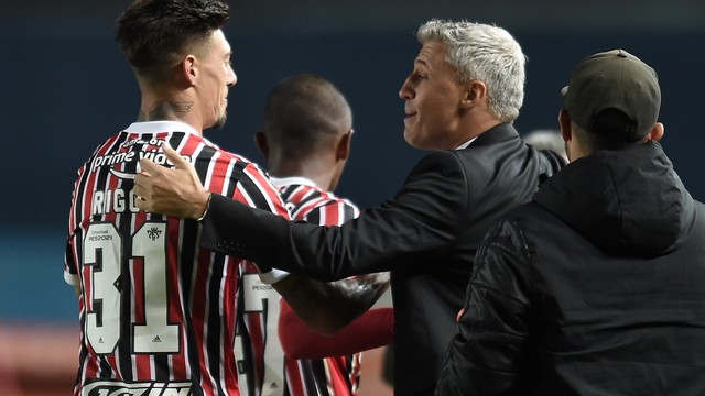 Crespo e Rigoni comemoram gol do S&atilde;o Paulo