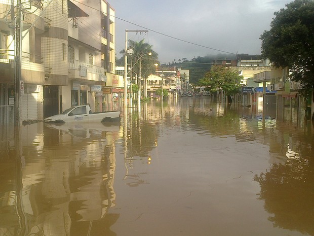 A água chegou na altura dos carros em Barra de São Francisco, Espírito Santo (Foto: Marcos Saldanha/ VC no G1)